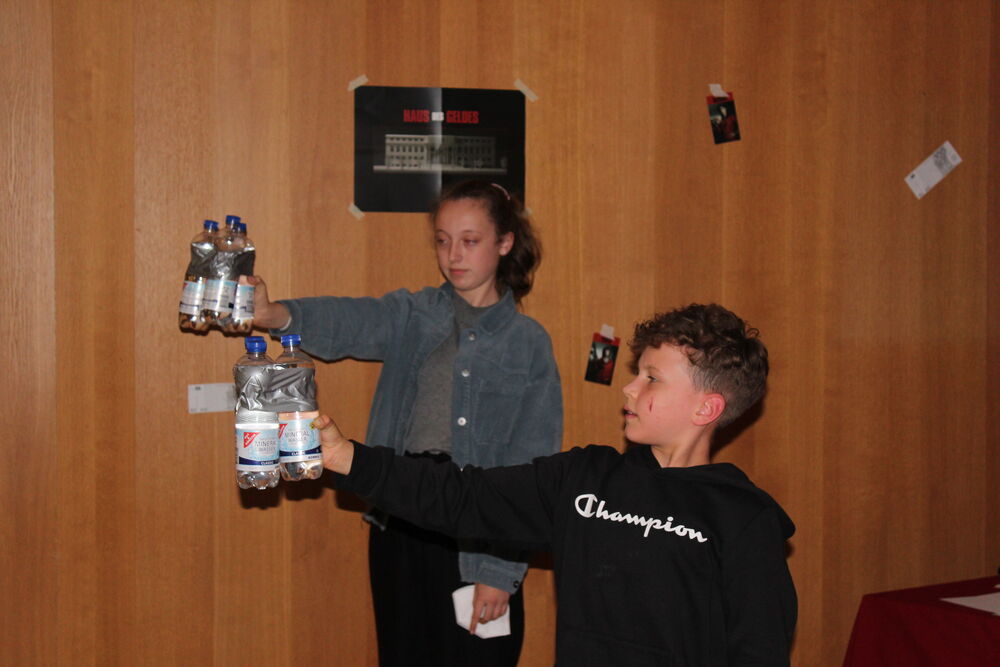 Kinder halten Flaschen