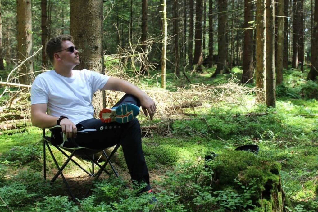 Leiter sitzt im Wald